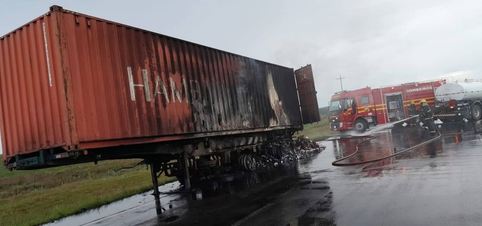 Bombeiros combatem incêndio em carreta carregada de produtos eletrônicos na Rota do Sol
