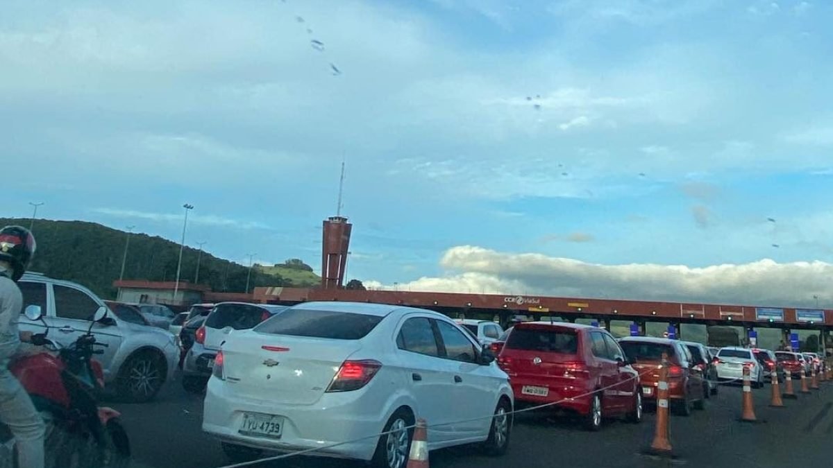 Filas se formam nos Pedágios da Freeway nos Dois Sentidos neste Domingo.   

Fonte: Litoral Notícias