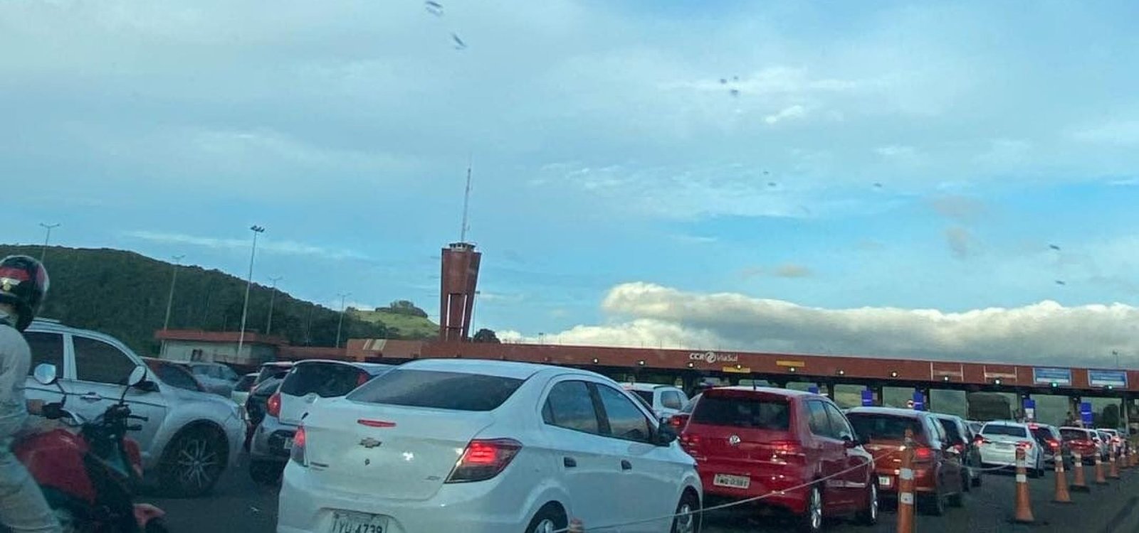 Filas se formam nos Pedágios da Freeway nos Dois Sentidos neste Domingo.   

Fonte: Litoral Notícias