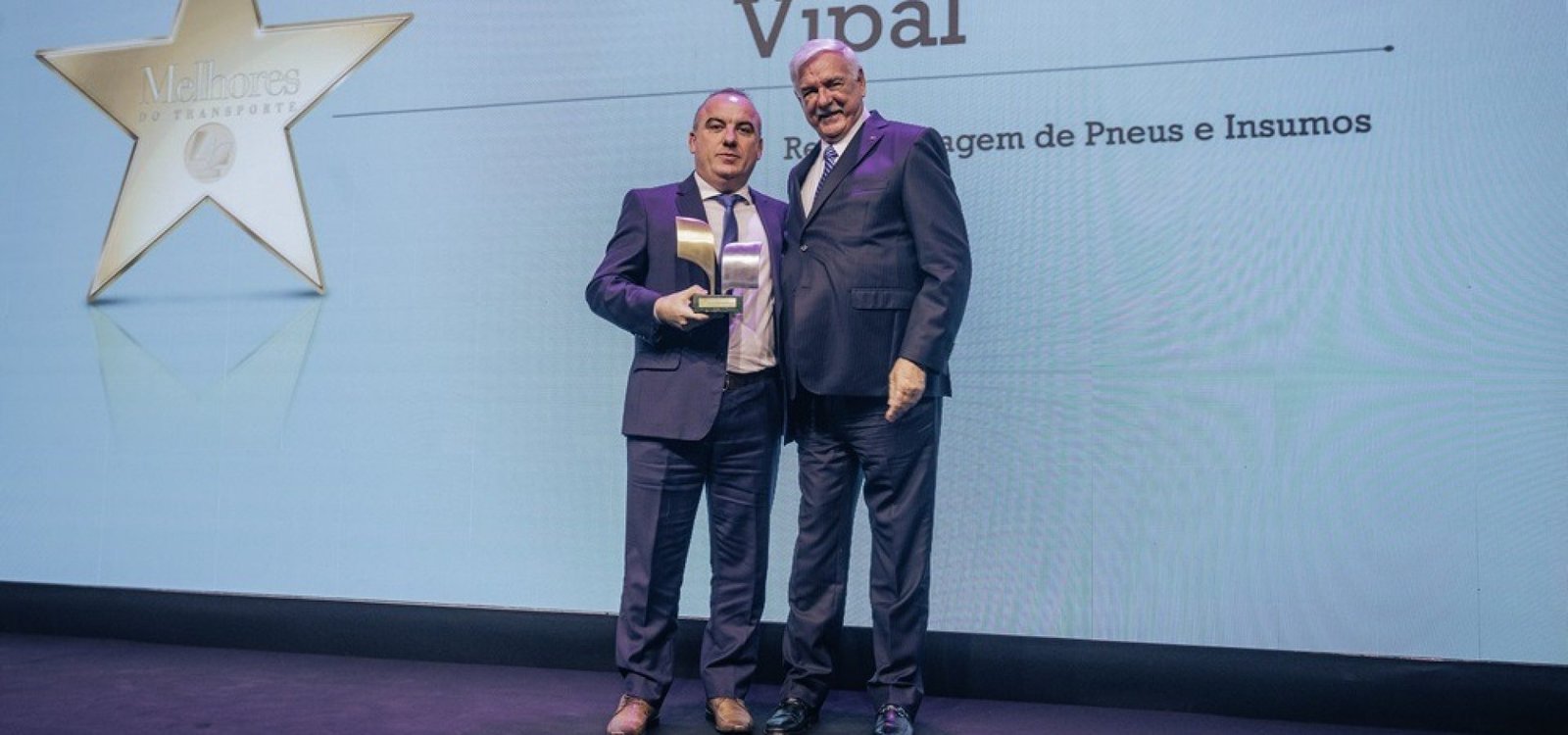 Flávio Benetti, vice-presidente da Confederação Nacional do Transporte, entregou o prêmio para Ivanir Canevese, Diretor Comercial – Mercado Interno da Vipal Borrachas. Crédito Márcio Bruno.