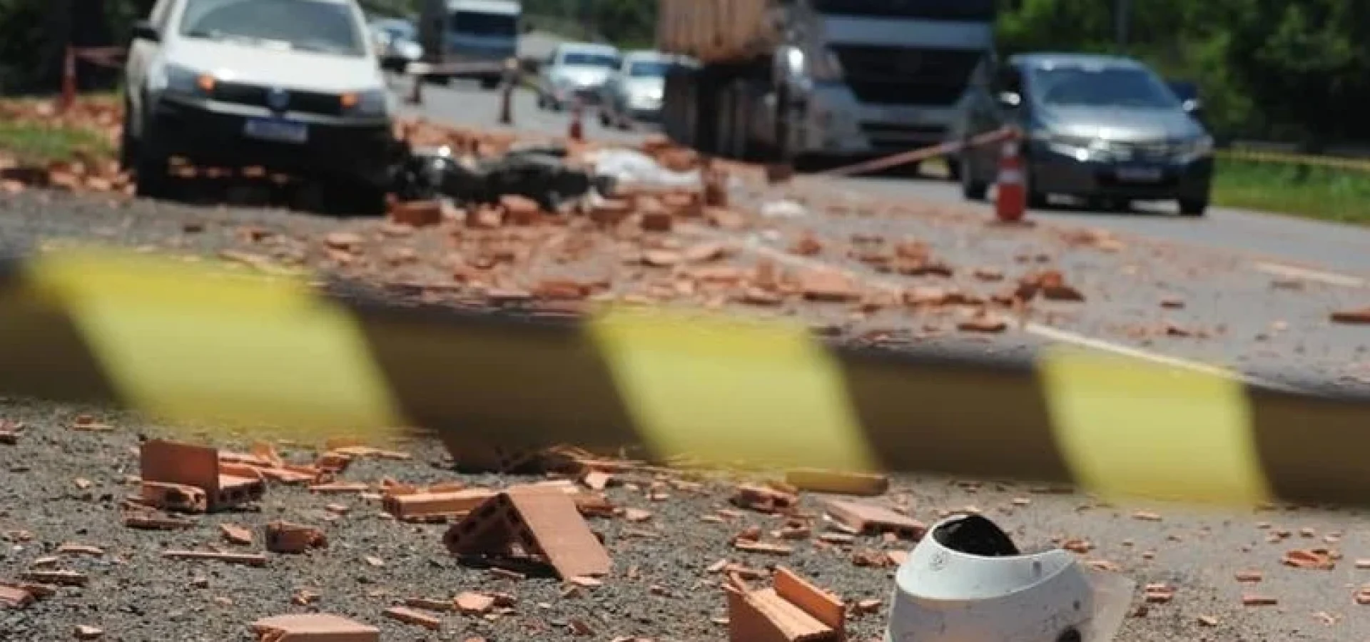 Casal morre após carga de tijolos de caminhão cair sobre moto em Gravataí.
Foto : Camila Cunha