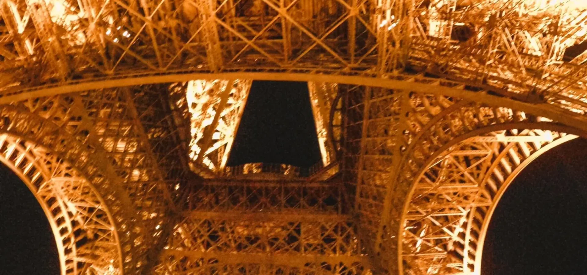 Torre Eiffel, vista de baixo, em Paris. (Foto: Sem Roteiro)