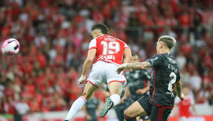 Borré (C) perdeu um gol nos minutos iniciais da partida. - Foto: Ricardo Duarte/SC Internacional