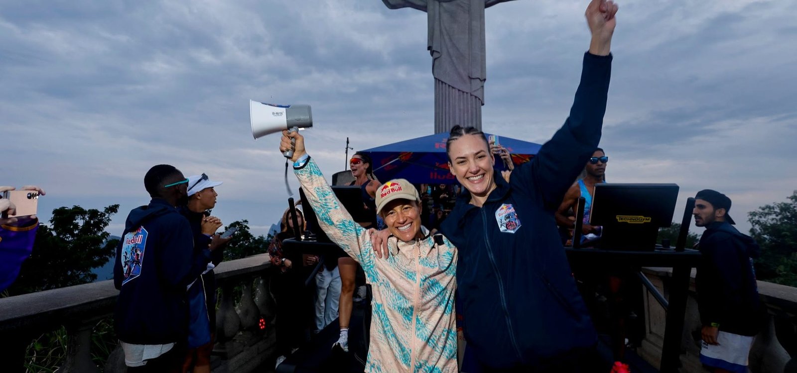 A campeã Thalya Hill (à direita) com a ultramaratonista Fernanda Maciel (à esquerda) no Red Bull 24 Horas, competição de corrida sediada no Cristo Redentor (Foto: Marcos Serra Lima/Red Bull Content Pool)