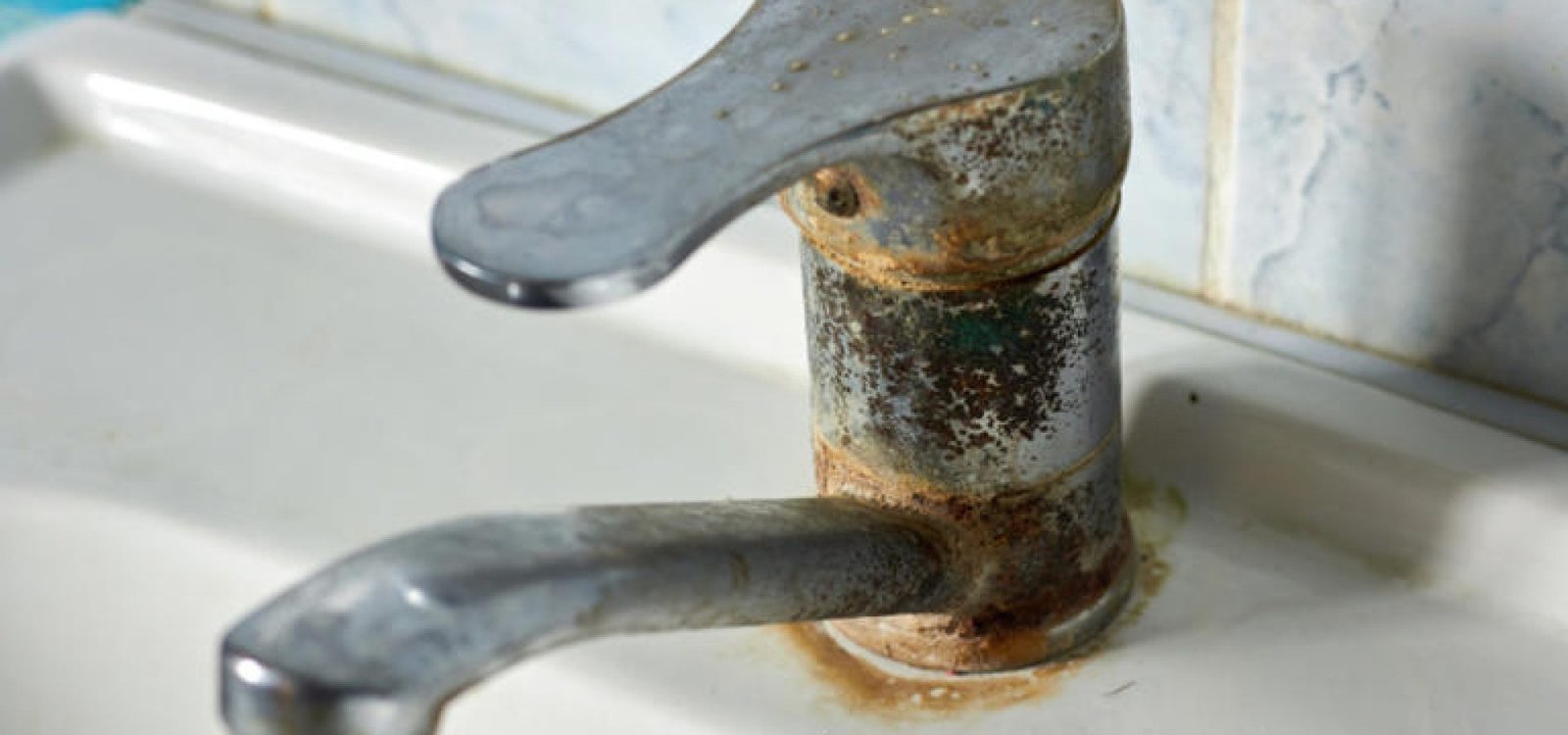 Nem vinagre, nem limão: o truque dos especialistas para se livrar rapidamente do calcário nas torneiras.