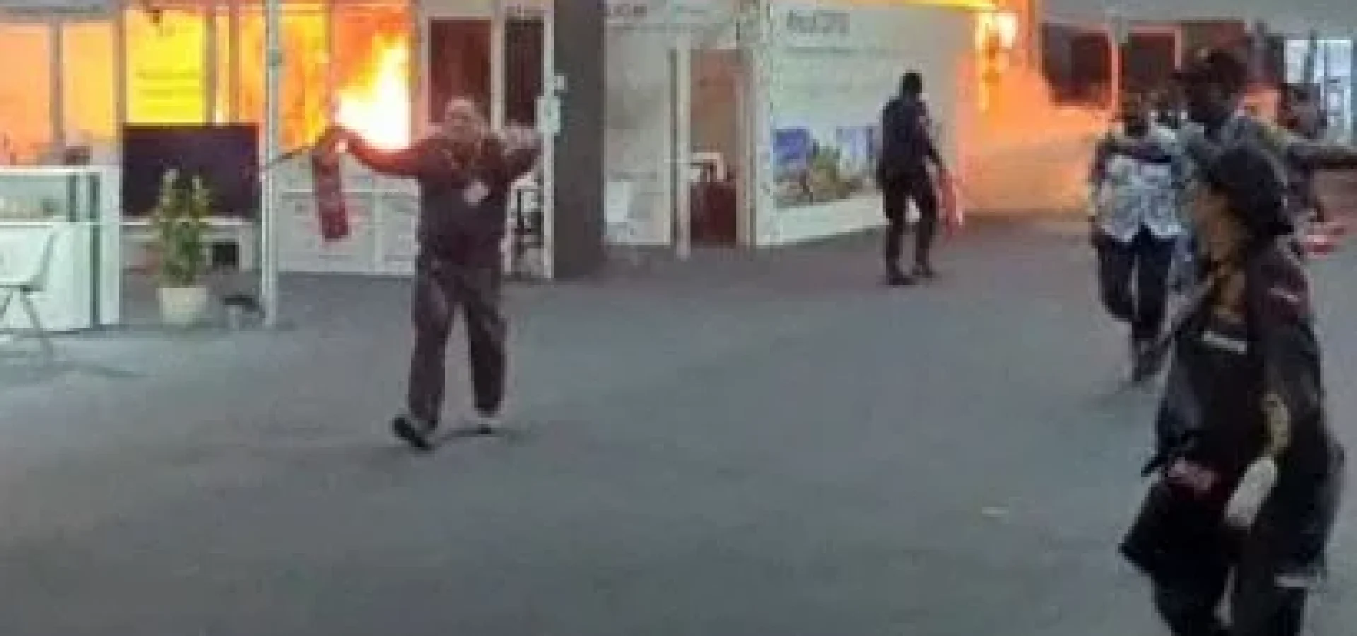 Fogo atingiu pavilhões e obrigou evacuação.
Foto : AFP