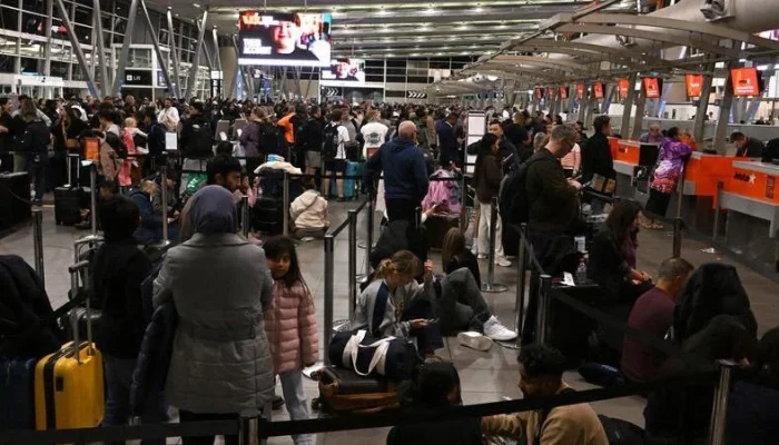 Multidão se reúne no aeroporto de Sidney à espera de voos. | Foto: Saeed Khan / AFP / cp