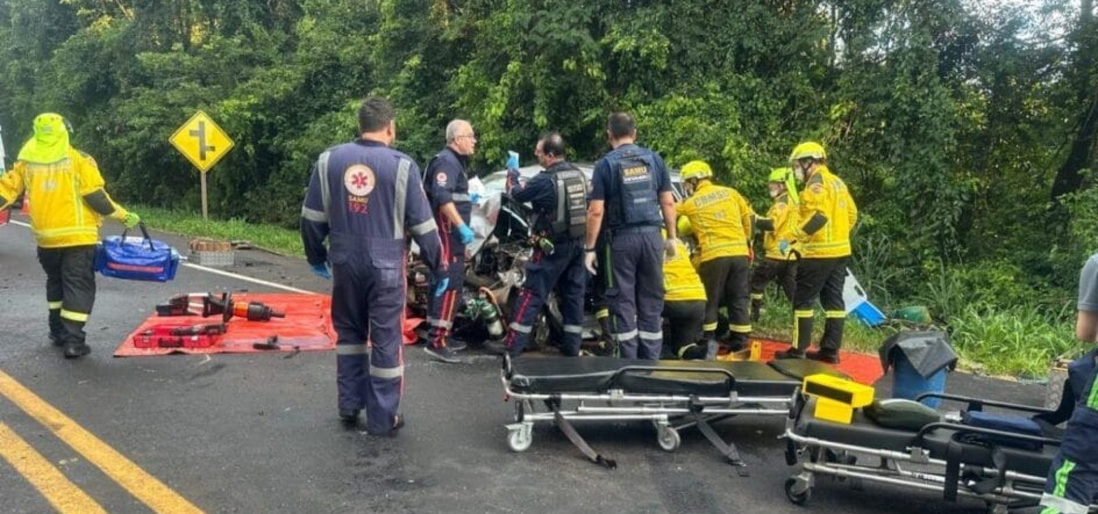 Dois carros colidiram de frente, segundo o Samu. (Foto: Samu SC, Divulgação)