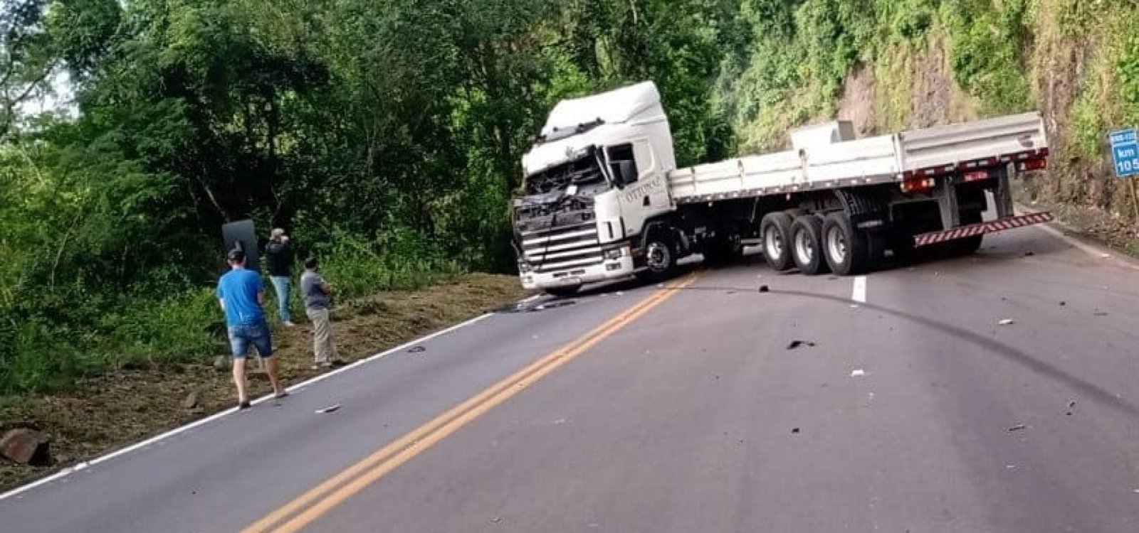 Acidente de trânsito deixa a ERS-122 bloqueada entre Flores da Cunha e Antônio Prado