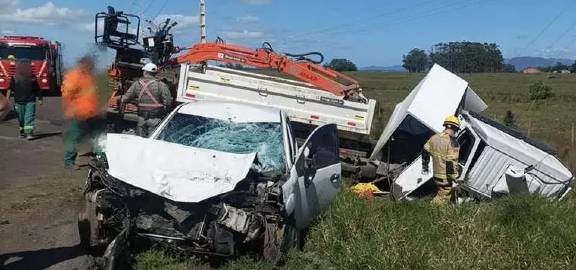Acidente grave na Estrada do Mar deixa cinco feridos.