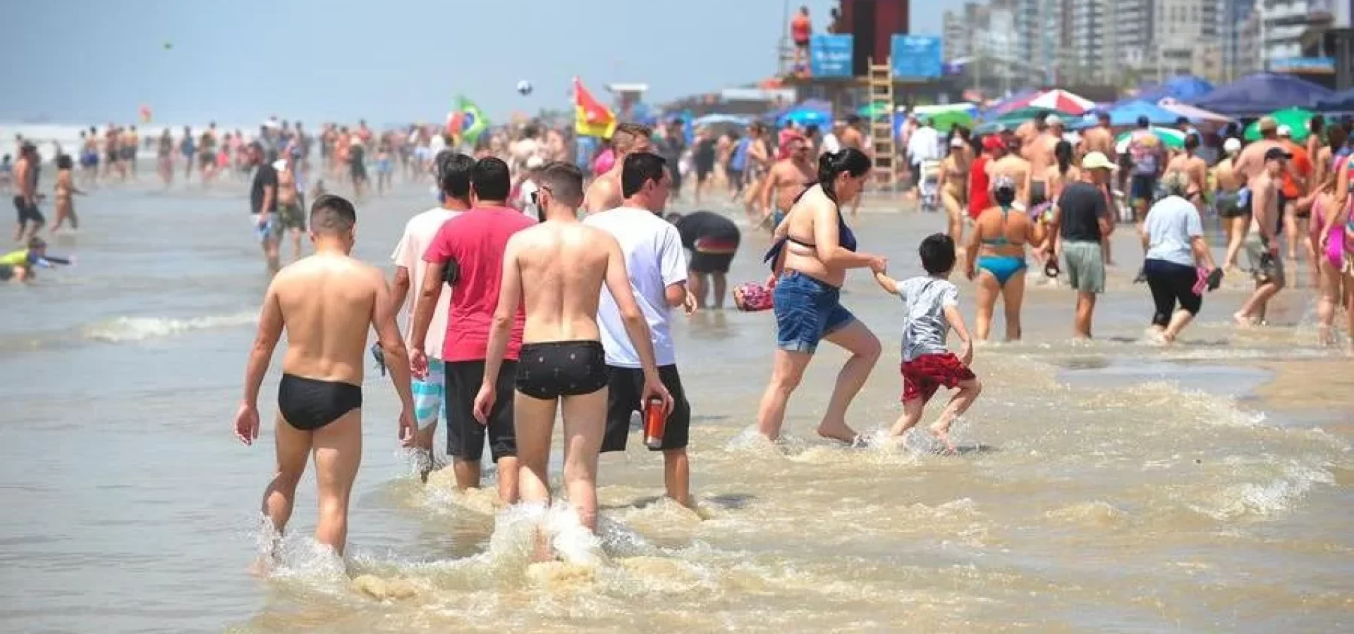 Momentos de ondas fortes no mar em ressaca causaram correria de banhistas na beira da praia de Capão da Canoa | Foto: Fabiano do Amaral / CP