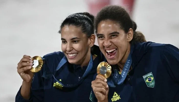 Ana Patrícia e Duda celebraram o ouro. | Foto: Carl de Souza / AFP / CP