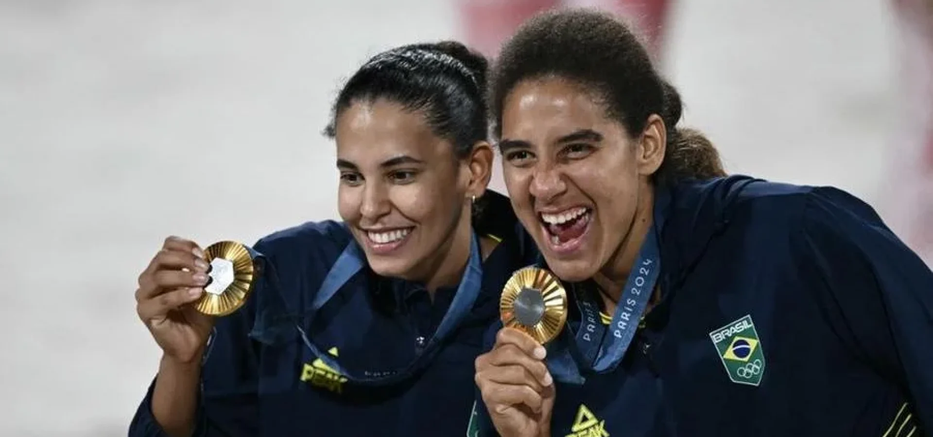 Ana Patrícia e Duda celebraram o ouro. | Foto: Carl de Souza / AFP / CP