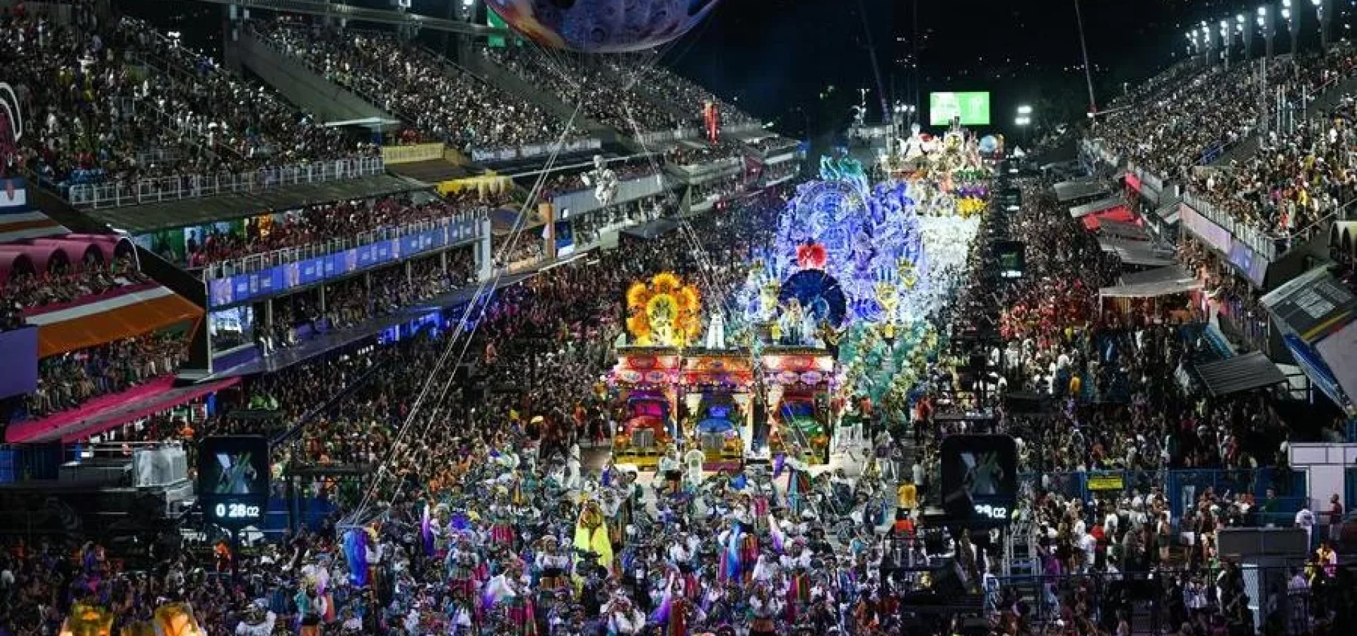 Doze escolas de samba, que disputam a honra de serem as melhores entre as melhores, chegam aqui depois de um ano de muito trabalho, milhares de horas de ensaio e muito amor pelo carnaval | Foto: MAURO PIMENTEL / AFP / CP