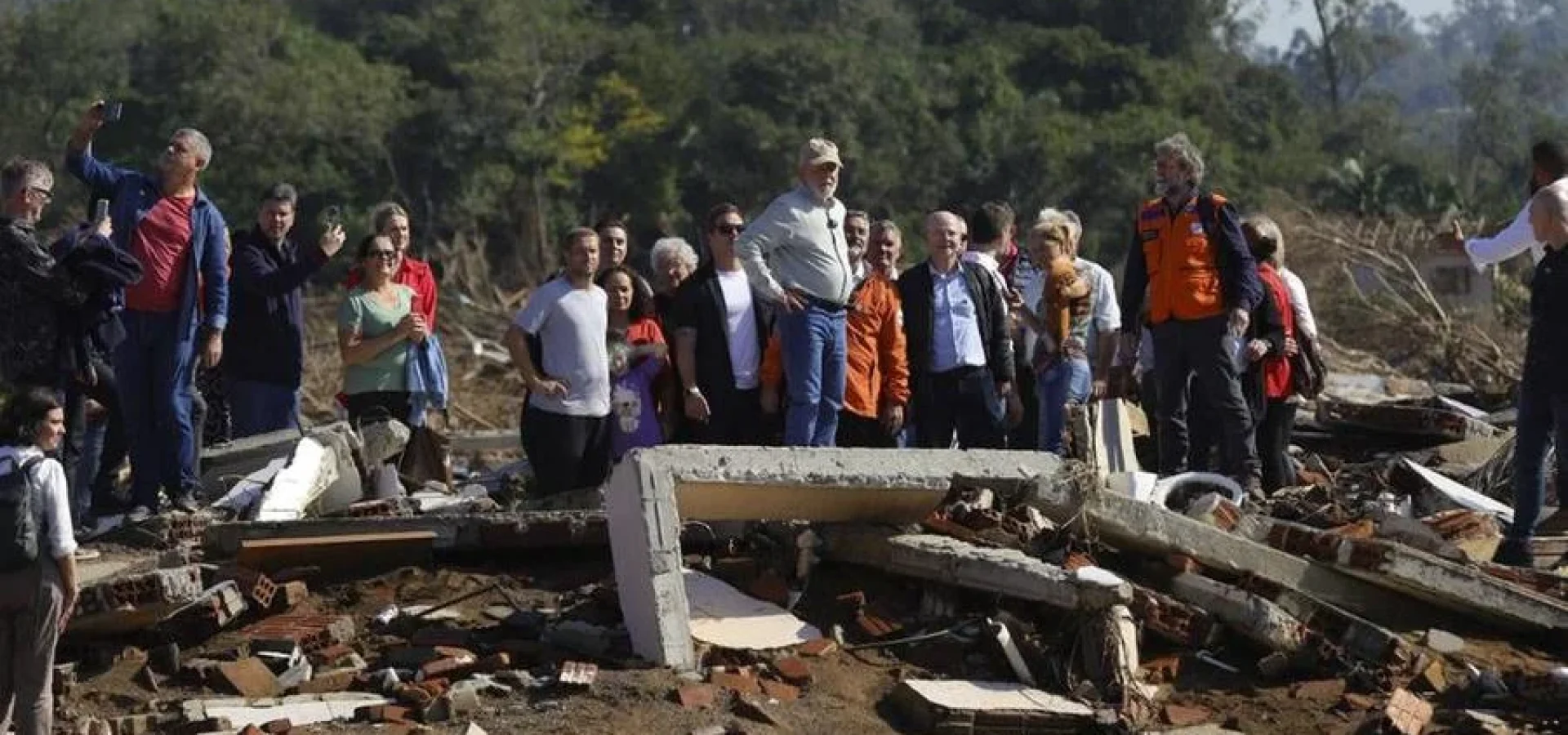 Presidente recebeu moradores em Cruzeiro do Sul | Foto: SILVIO AVILA / AFP / CP