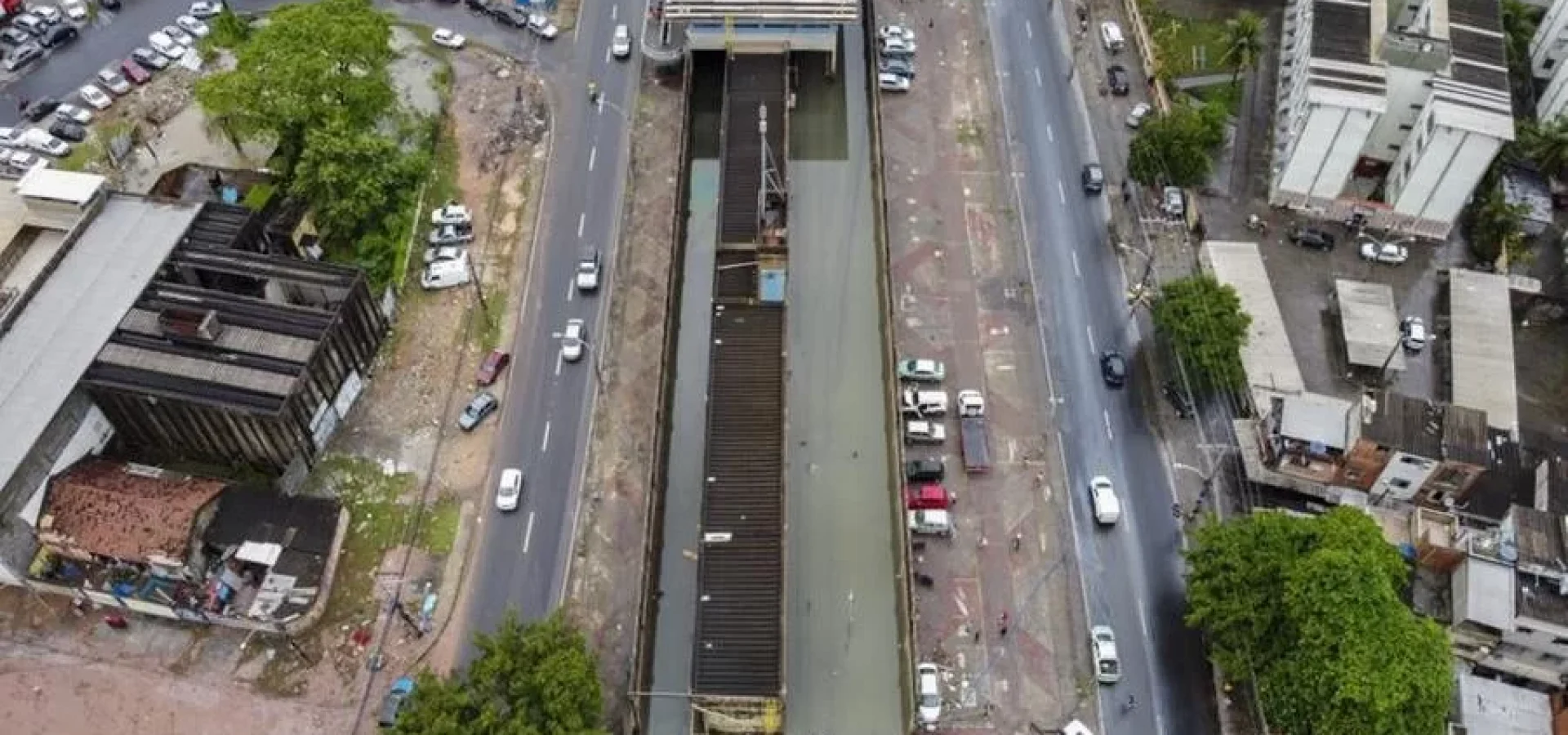 Causas das mortes foram afogamento, soterramento e descarga elétrica | Foto: BRUNO KAIUCA / AFP