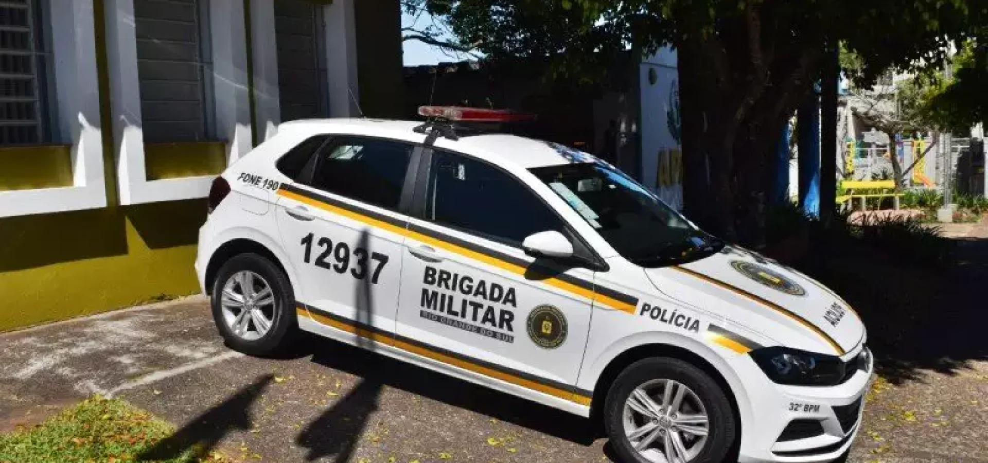 Brigada Equipe da Brigada Militar tentou fazer manobras para desobstrução, sem sucesso. (Foto: Reprodução)