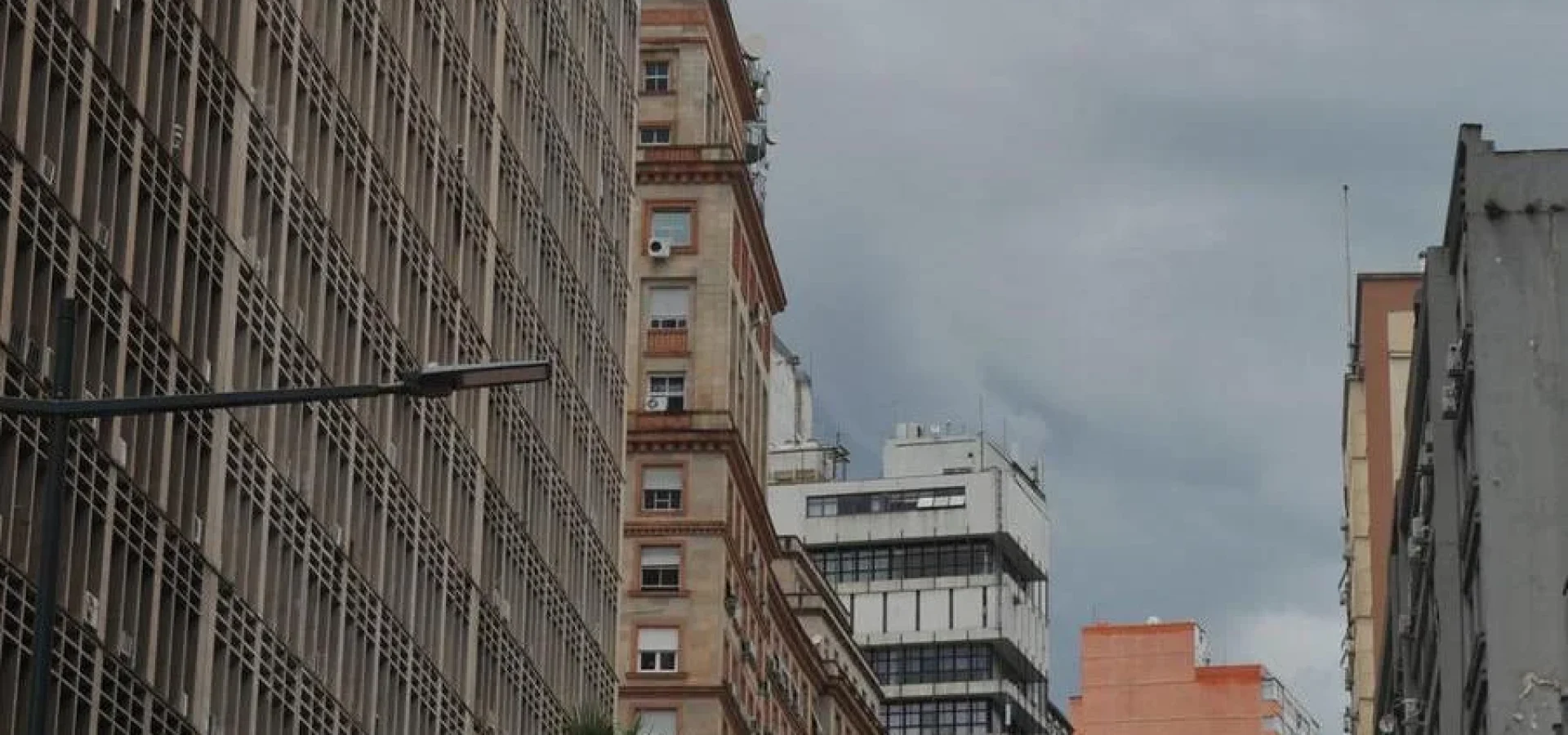 Chove em algumas cidades durante a manhã.
 | Foto: Alina Souza / CP Memória