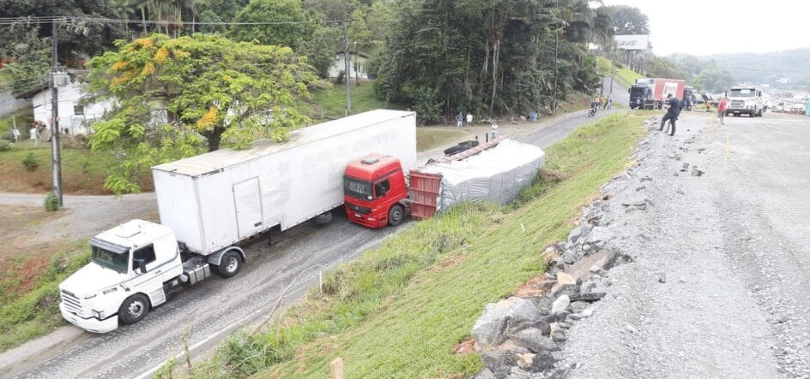 Caminhão tomba e complica trânsito na BR-470 em Blumenau - SC