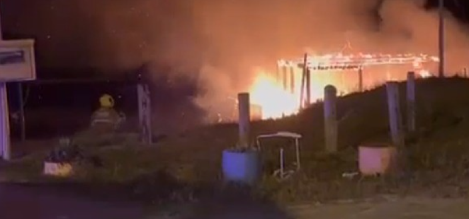Corpo de Bombeiros foi acionado, mas local já estava tomado pelas chamas.
Foto : Renato Dias / Correio do Imbé / CP