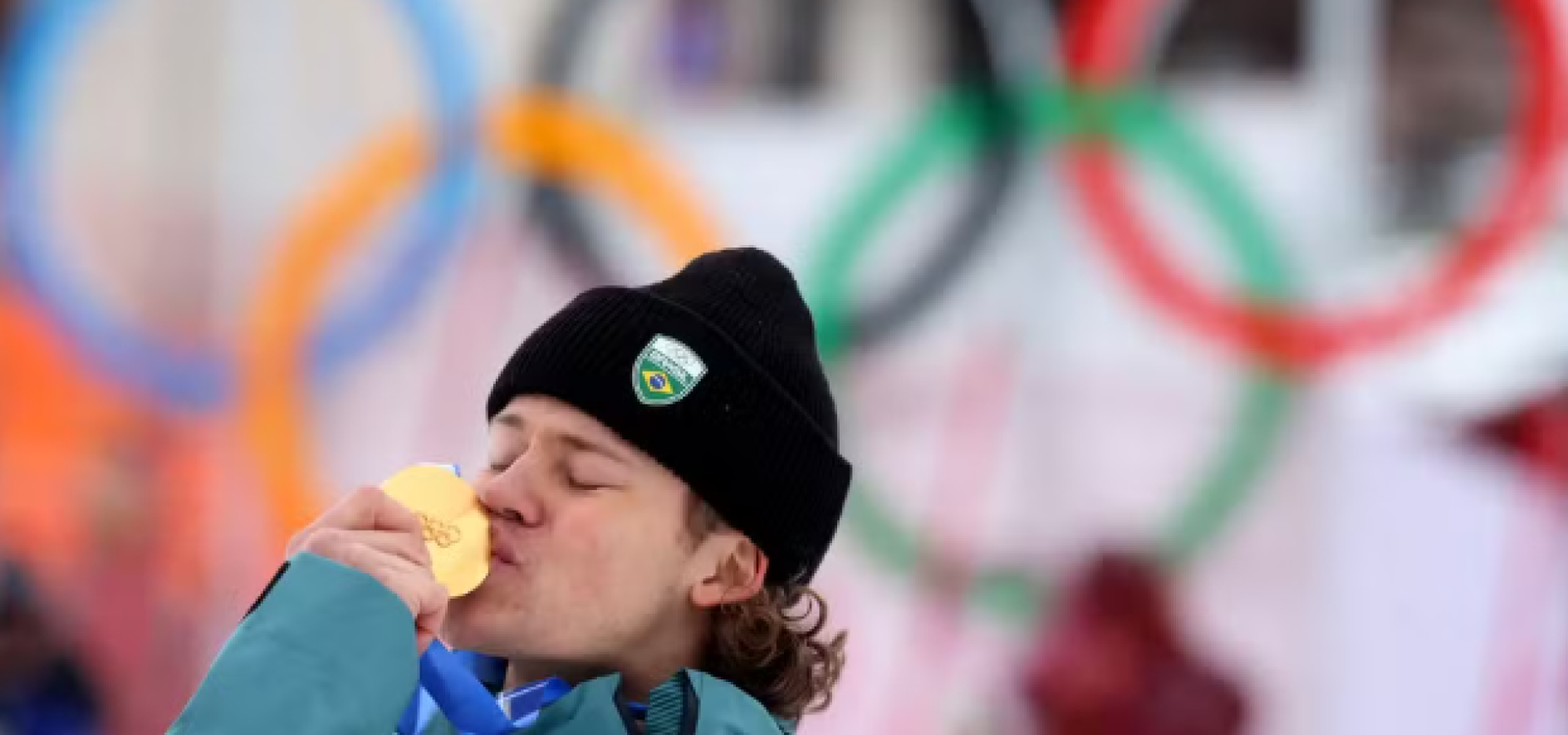Lucas Pinheiro comemora medalha de ouro no slalom gigante nos Jogos Olímpicos de Inverno. — Foto: Reuters
