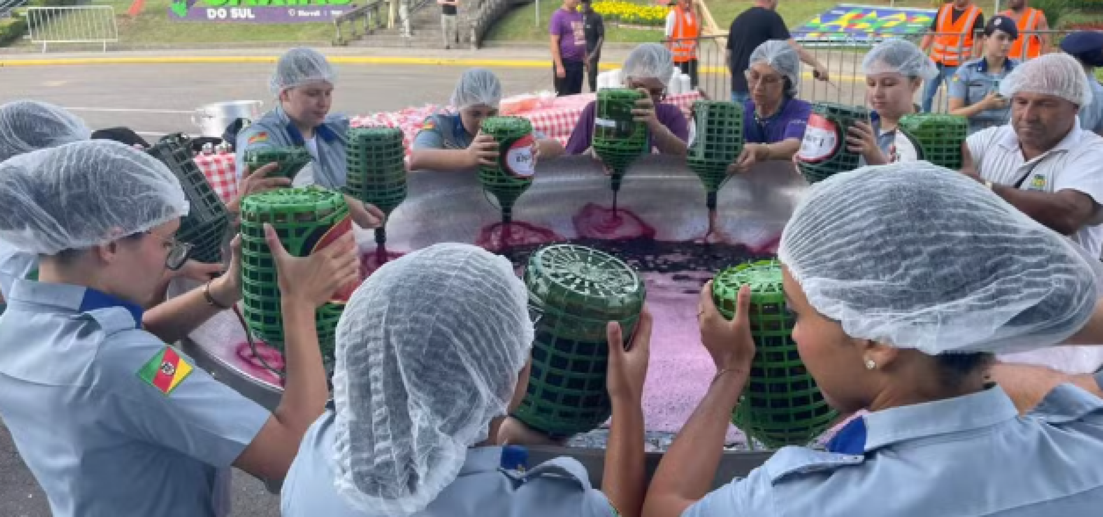 'Saguzaço' é preparado com 300 litros de vinho durante a Festa da Uva, em Caxias do Sul. — Foto: Débora Padilha/RBS TV