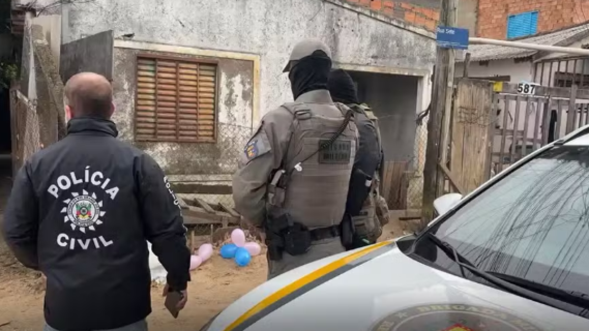 Mulher de 72 anos foi encontrada morta nesta sexta-feira em Porto Alegre. — Foto: Ronaldo Bernardi/Agência RBS