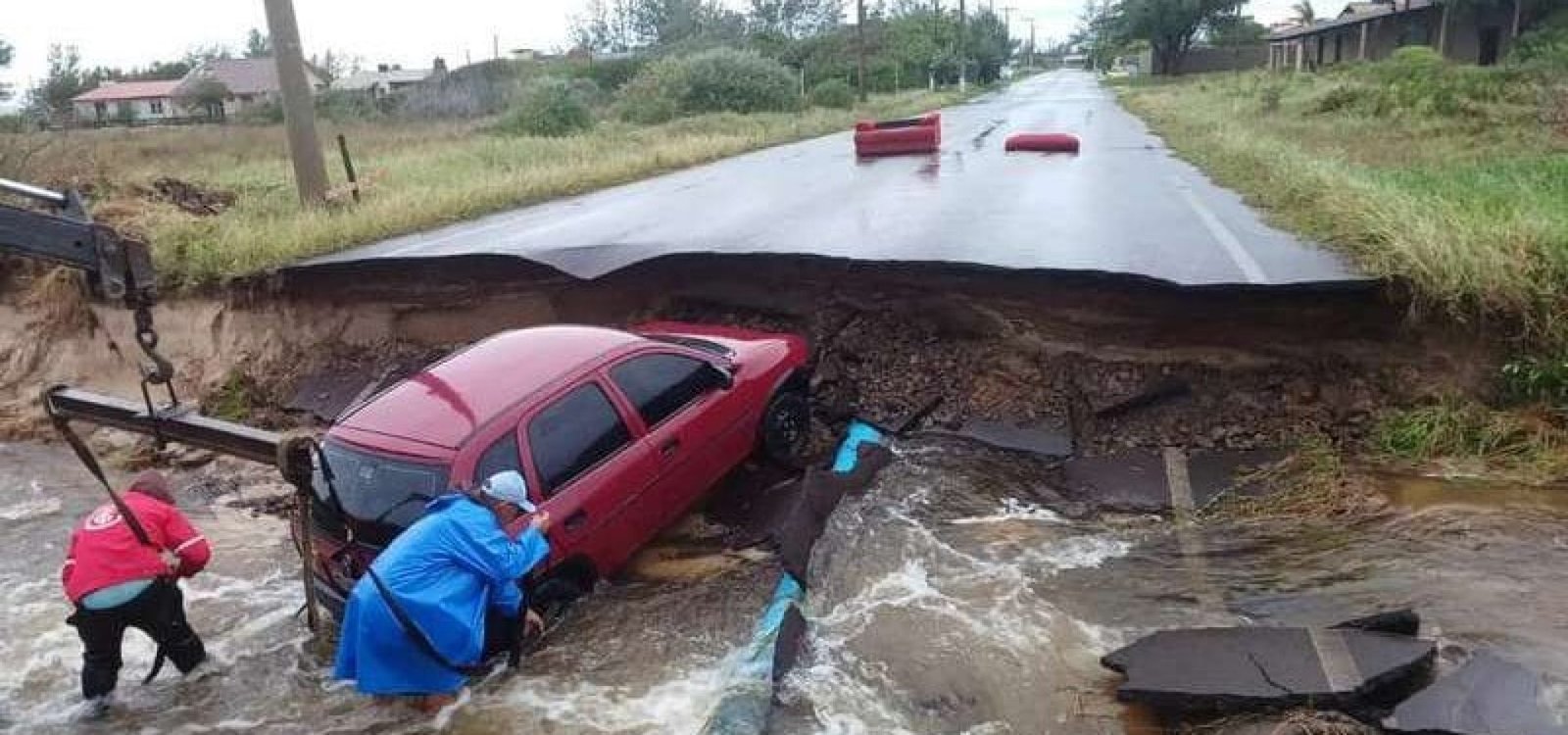 Carro-cai-em-cratera-aberta-pela-chuva-na-Avenida-Interpraias-Sul-em-Arroio-do-Sal-800×445 Foto: Daniel Matos/PMAS