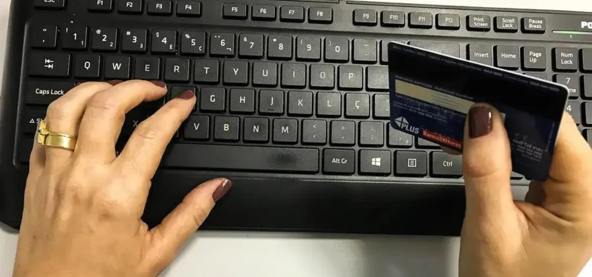 A taxa total de juros do cartão de crédito, que engloba tanto o rotativo quanto o parcelado, diminuiu de 87,1% para 85,6%. | Foto: Marcello Casal Jr / ABr / Divulgação CP