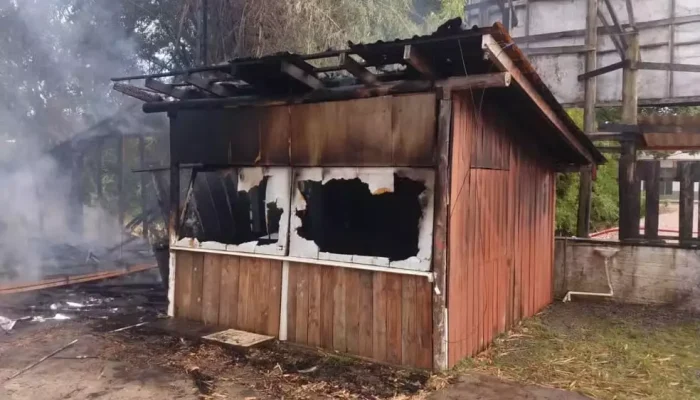 Casa de autor de atentado contra o STF é incendiada em Rio do Sul. (Foto: CBMSC/Divulgação)