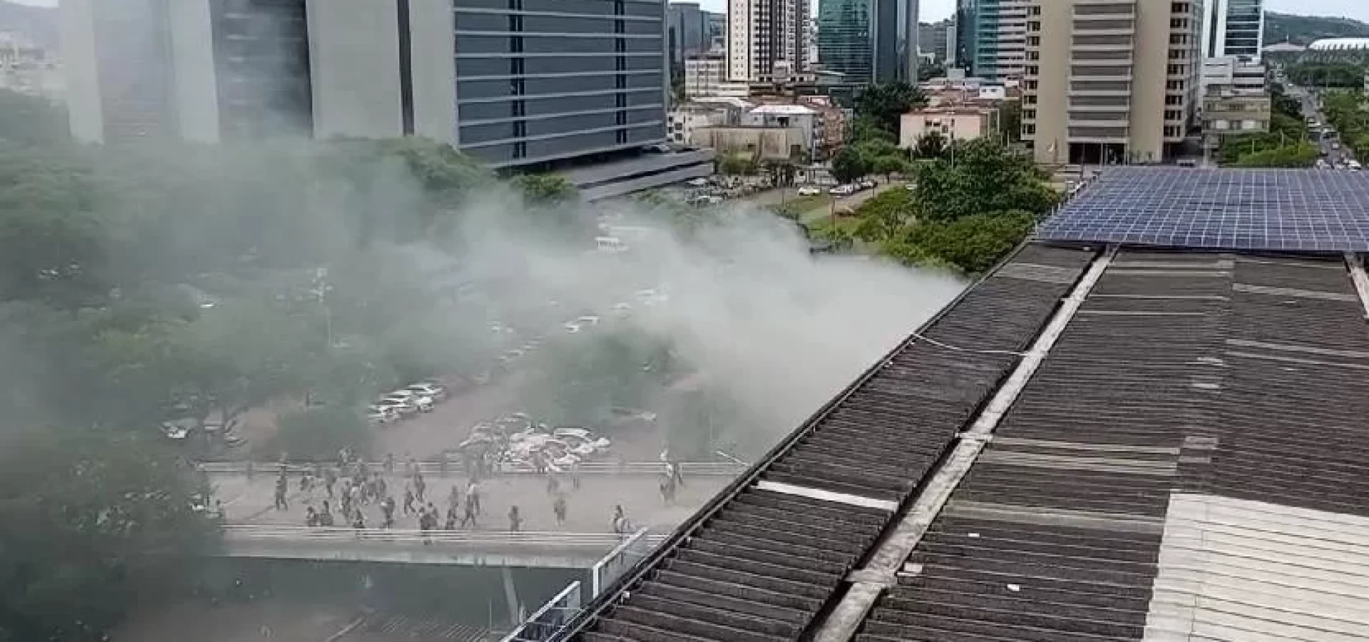 Incêndio atingiu carro que estava no estacionamento coberto do Centro Administrativo | Foto: Divulgação / CP