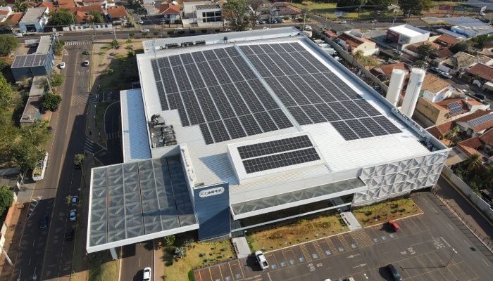 Vista área do Fort Atacadista Santa Cruz do Sul, com placas fotovoltaicas na cobertura do estacionamento. Divulgação