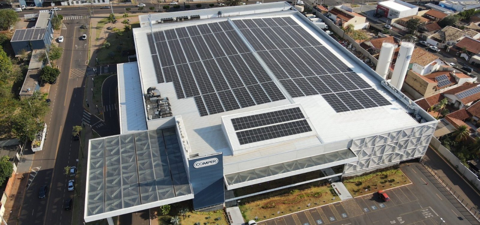 Vista área do Fort Atacadista Santa Cruz do Sul, com placas fotovoltaicas na cobertura do estacionamento. Divulgação