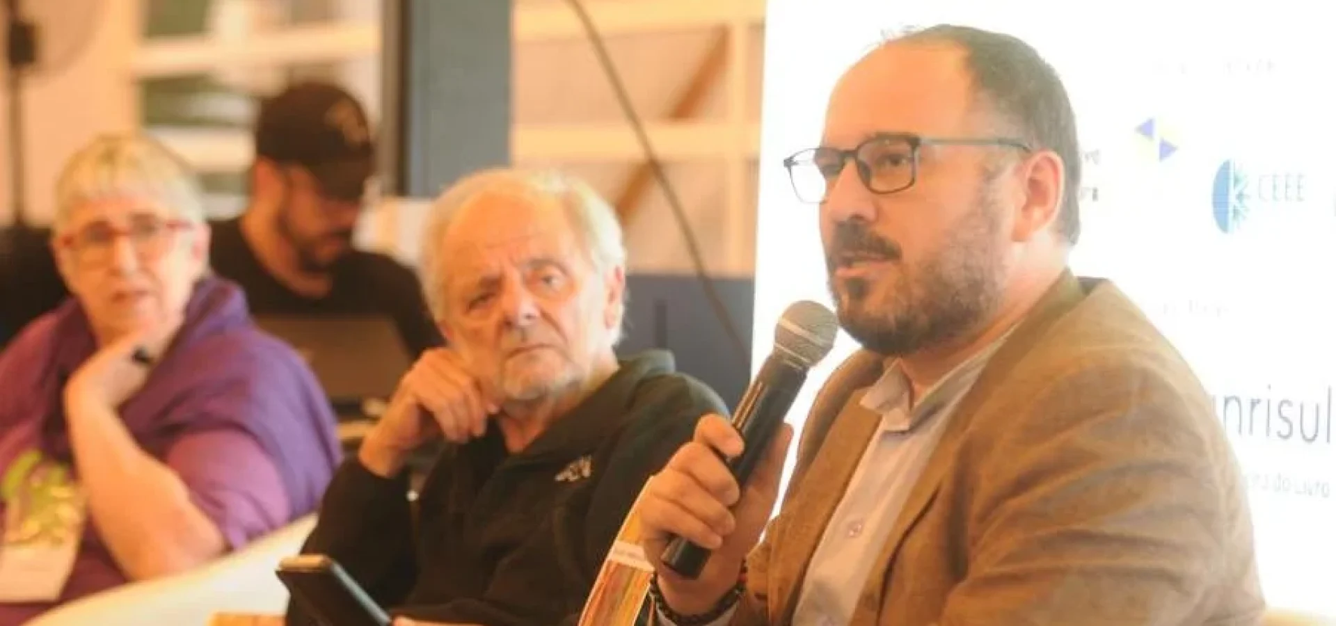 Sandra La Porta, patrono Sergio Faraco e o presidente da CRL, Maximiliano Ledur, divulgaram números da 70ª Feira do Livro. | Foto: Mauro Schaefer