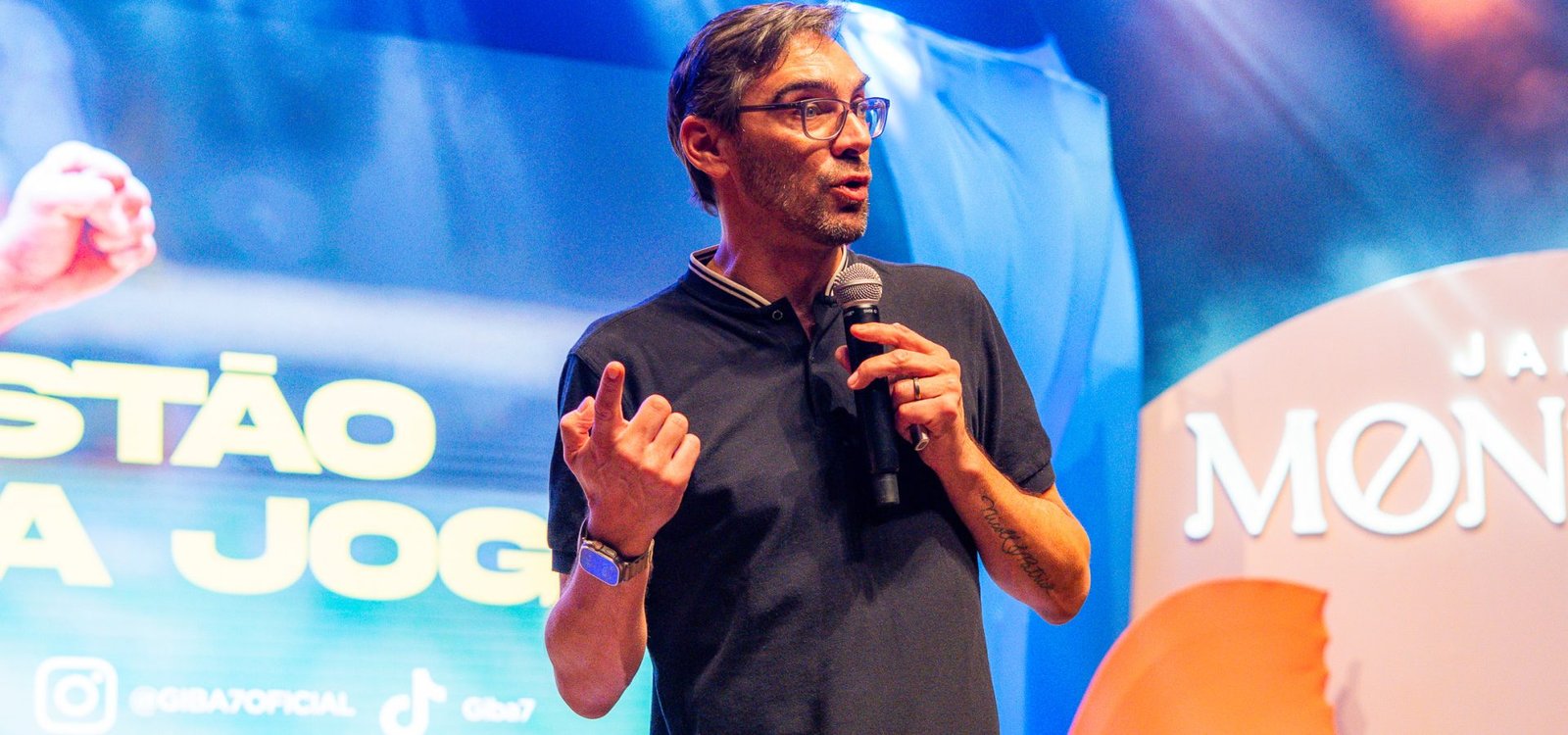 O ex-jogador da Seleção Brasileira de Vôlei, o eterno craque Giba, em palestra ministrada para profissionais do mercado imobiliário de Goiânia Vitti Filmes O ex-jogador da Seleção Brasileira de Vôlei, o eterno craque Giba, em palestra ministrada para profissionais do mercado imobiliário de Goiânia Vitti Filmes