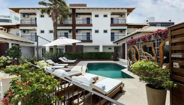 Hotel "pé na areia" no litoral catarinense tem reservas disponíveis para o feriado de 1º de maio