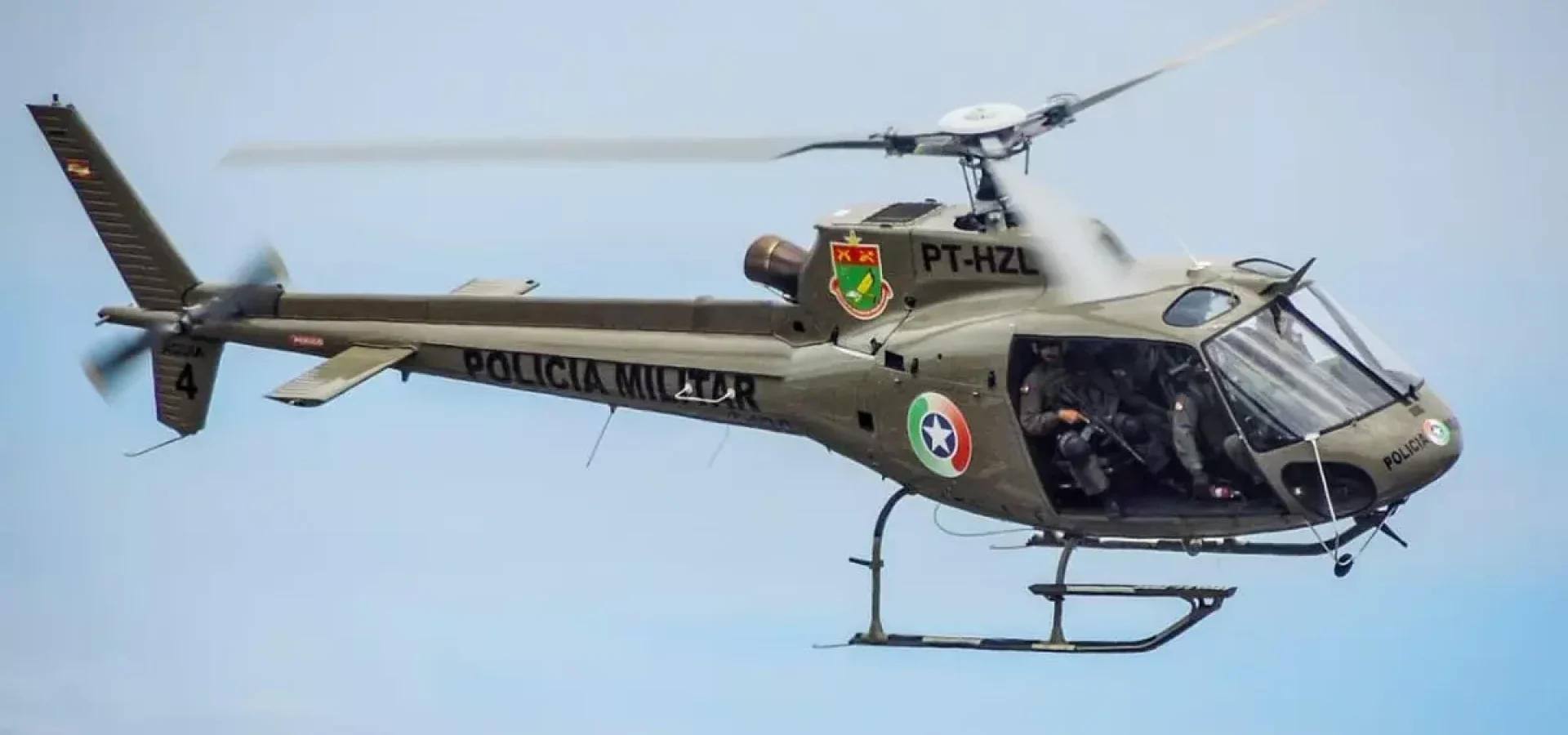 Conforme apurado, um dos suspeitos estava com arma curta e o outro com arma longa. O valor levado não foi divulgado até o momento. A ocorrência está em andamento.