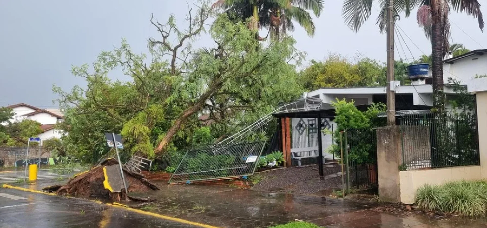Não de descarta chuva intensa, ventos forte e queda de granizo no RS neste sábado, segundo a Defesa Civil.
Foto : Defesa Civil de Sapiranga / Divulgação / CP