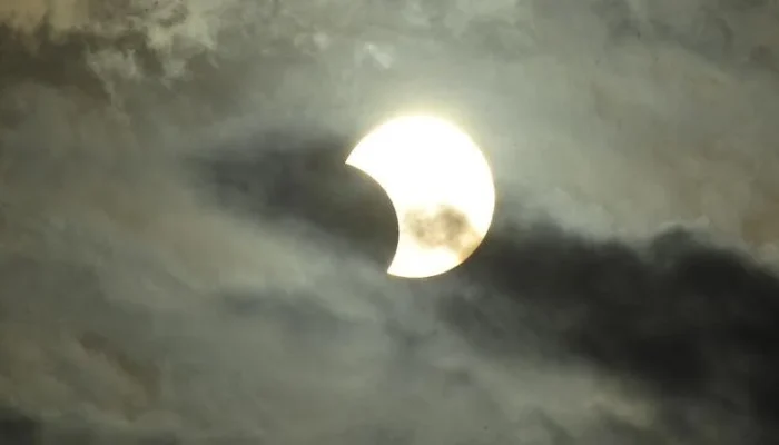 Eclipse anular do sol foi registrado nesta quarta-feira em Porto Alegre. | Foto: Fabiano do Amaral