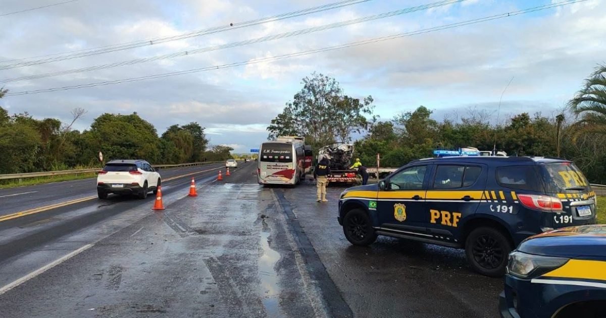 Em Nova Santa Rita Colisão frontal entre caminhonete e ônibus