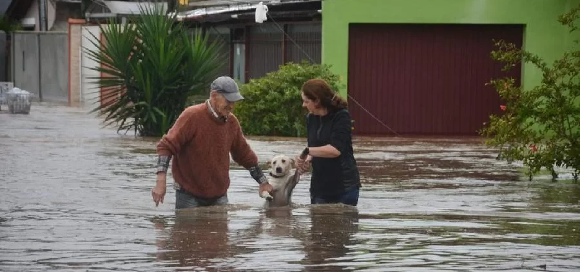 Moradores deixando suas casas no bairro Cohab Santa Rita, em Guaíba | Foto: Ricardo Giusti