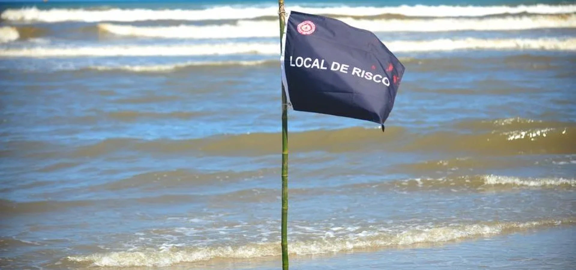 Bandeira preta sinaliza área de risco em Tramandaí | Foto: Fabiano do Amaral