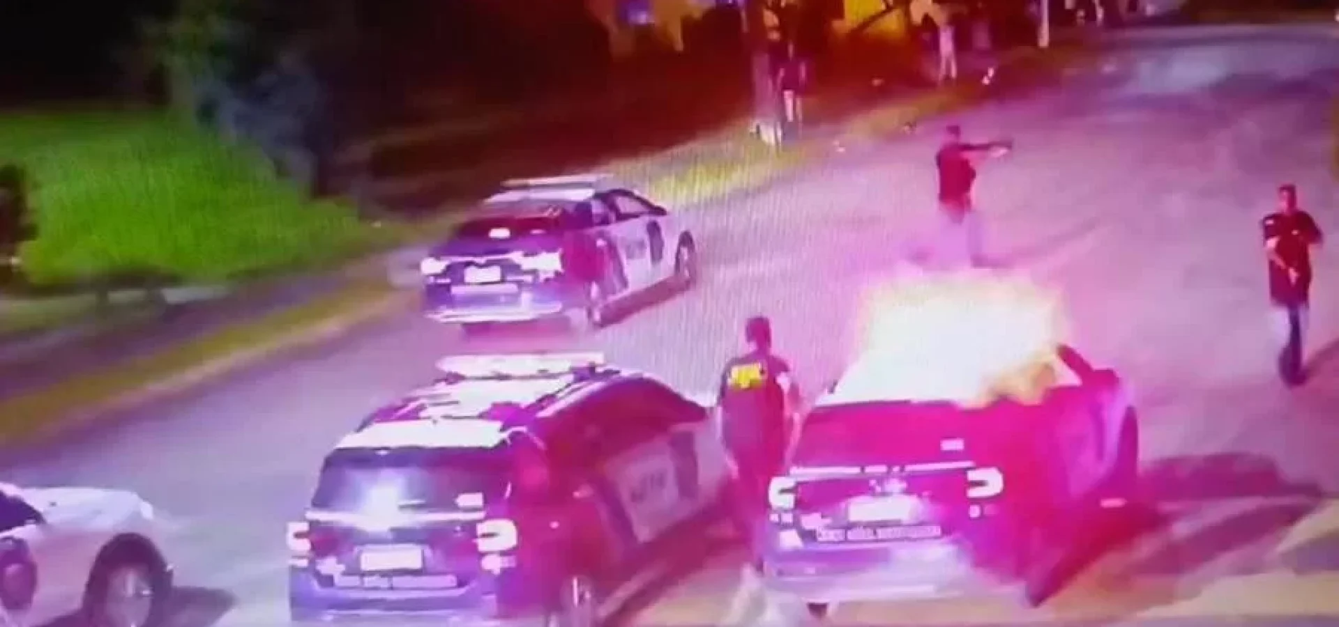 Motoristas e motociclistas provocaram desordem no trânsito ao realizarem racha na noite de Natal | Foto: Centro de Comando e Monitoramento de São Leopoldo / Reprodução