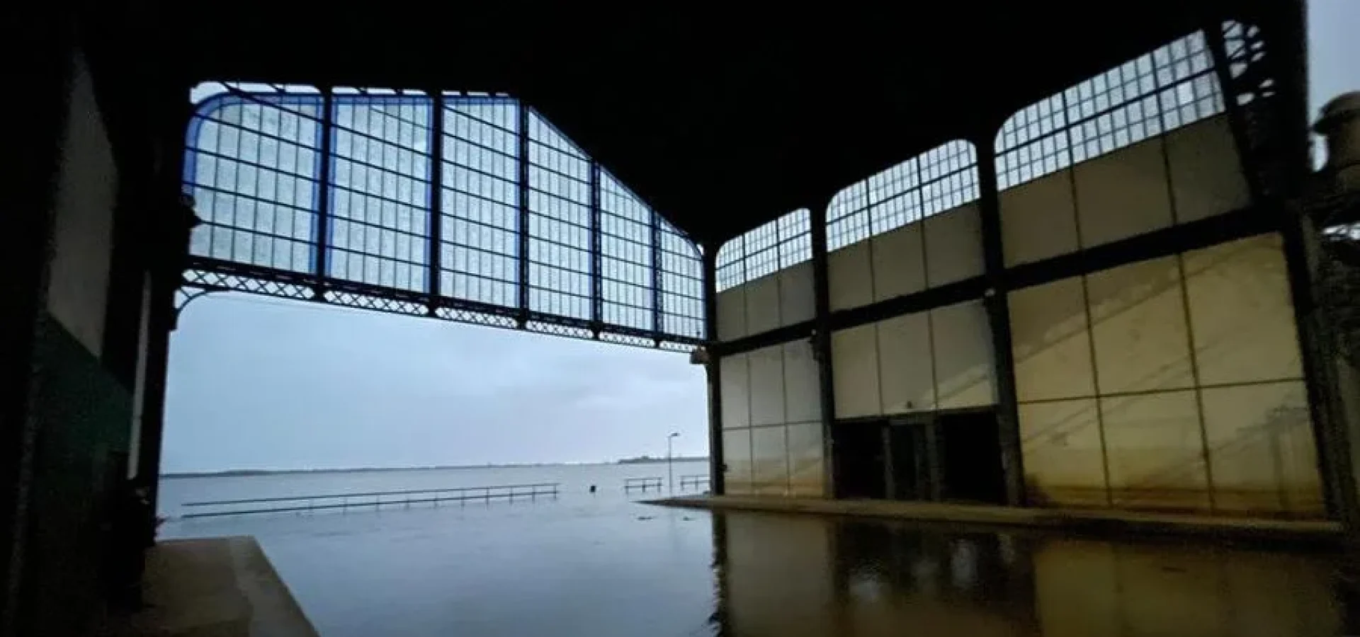 Cais Mauá volta a ser inundado | Foto: Alexandre Aguiar / MetSul / CP