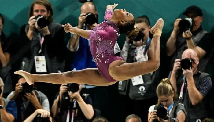 Rebeca Andrade teve desequilíbrios e fez uma série cautelosa. | Foto: Lionel Bonaventure / AFP / CP