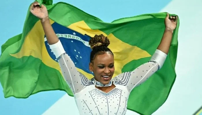 A rainha disputa a final da trave às 7h38min — junto com a colega Júlia Soares — e do solo às 9h23min. | Foto: Loic VENANCE / AFP / CP