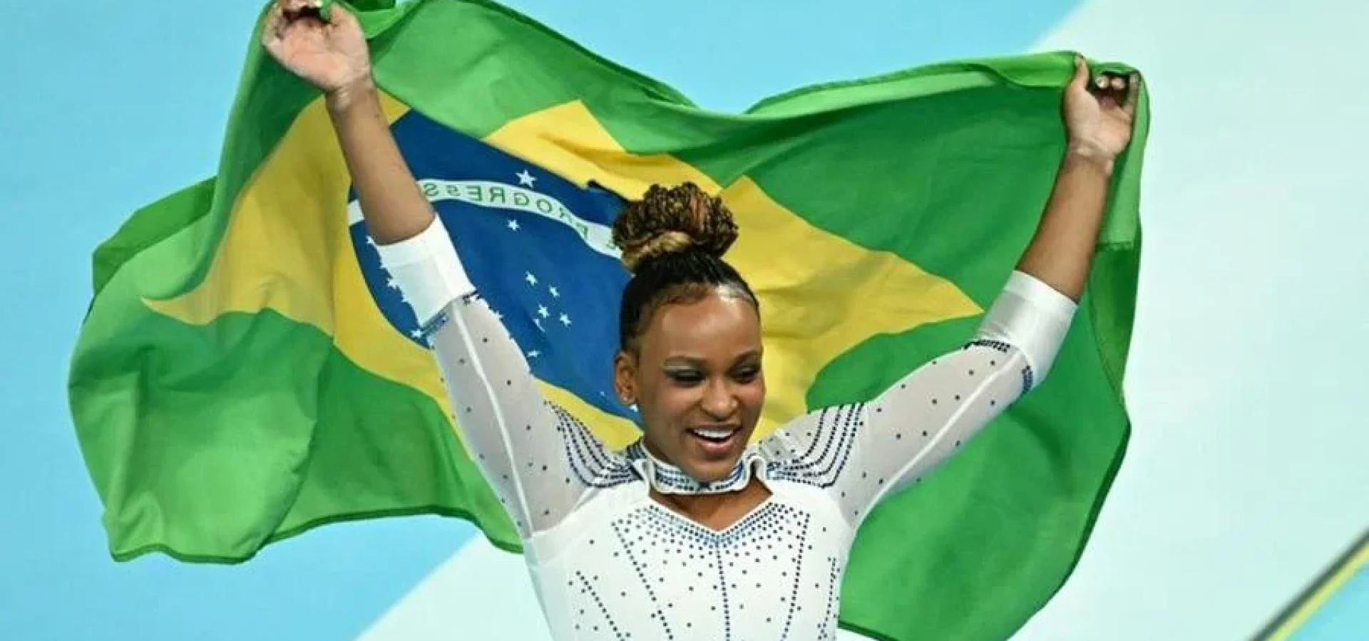 A rainha disputa a final da trave às 7h38min — junto com a colega Júlia Soares — e do solo às 9h23min. | Foto: Loic VENANCE / AFP / CP