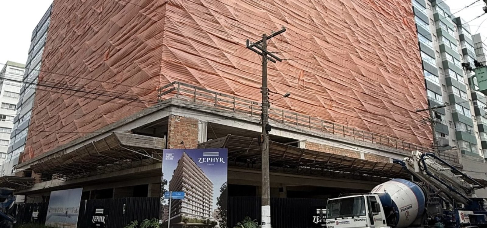 Edifício residencial Zephyr Tower está em construção no bairro Navegantes, em Capão da Canoa. Crédito da imagem: André Araújo