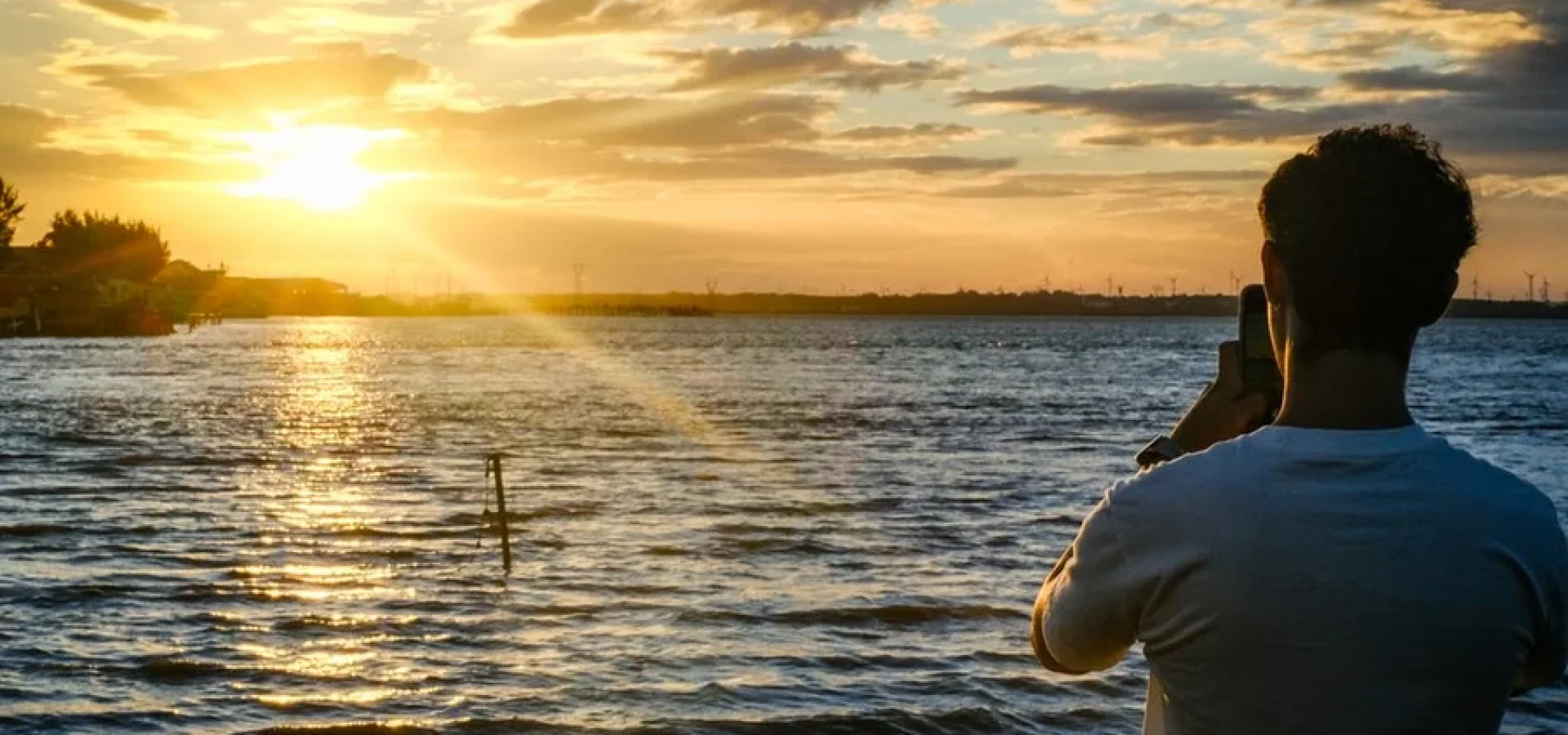 Pôr do Sol no Rio Tramandaí encanta turistas e pescadores locais.
Foto : Pedro Piegas