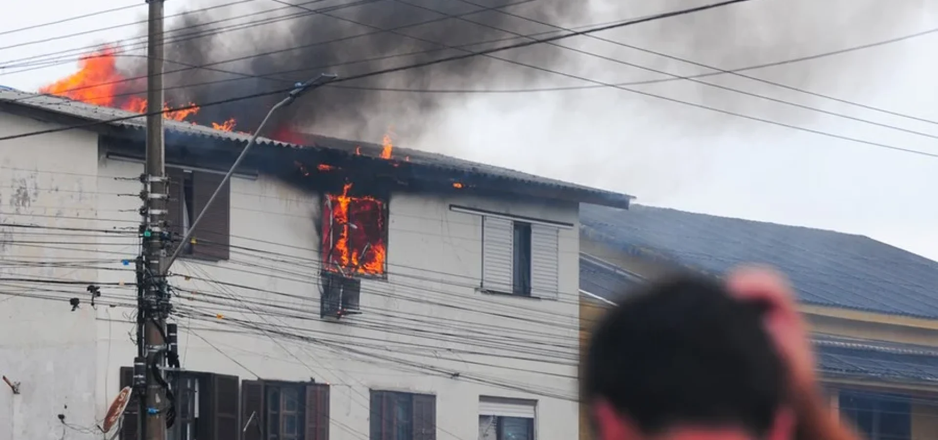 No final da manhã, o fogo foi controlado. As equipes seguem atuando no rescaldo e na extinção total das chamas. As causas do incêndio serão investigadas.